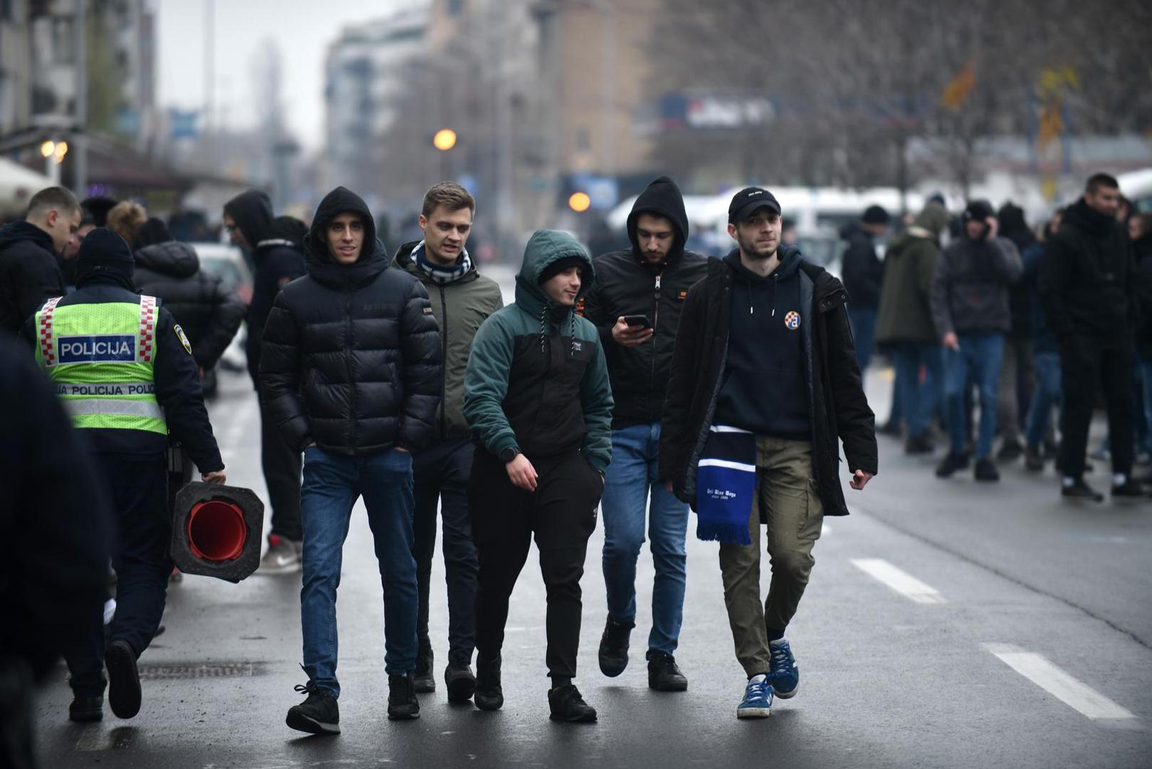 Kako bi podržali svoju momčad Bad Blue Boysi došli su na stadion u ulici Silvija Strahimira Kranjčevića u velikoj povorci, a putem ih je pratila zagrebačka policija.