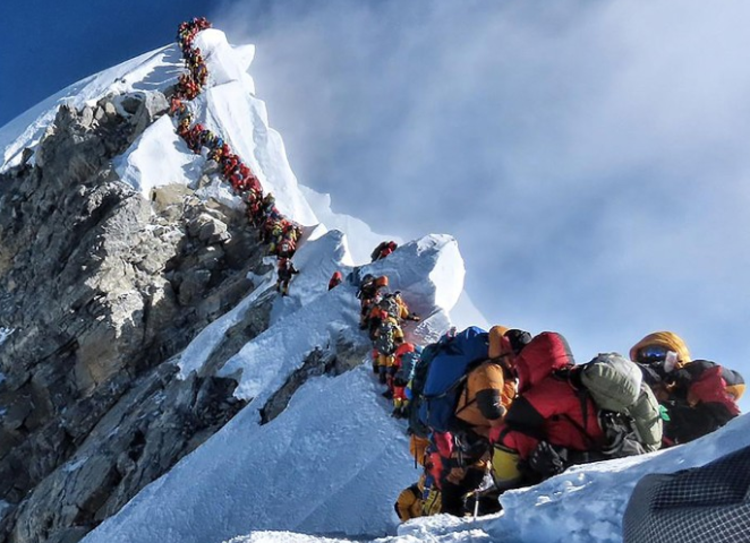 Kolona penjača na Mount Everest snimljena nedavno privukla je pozornost svjetske javnosti ali i zabrinutost za jedan od svjetskih simbola. Ipak, prihodi su za Nepal veliki