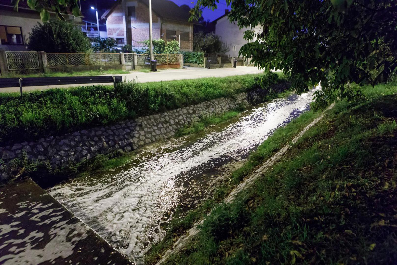 07.10.2022., Zagreb - Vrapcanski potok jos uvijek je pun pjene, koju su popodne vatrogasci ispumpavali, no potok je i dalje u losem stanju. Photo: Tomislav Miletic/PIXSELL