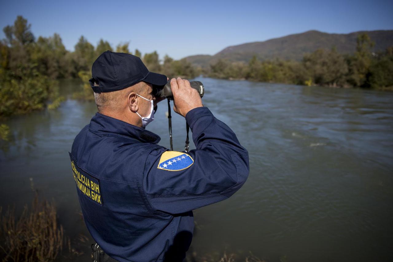 Patrola s graničnom policijom BiH u Zvorniku, mjestu na kojem preko Drine ulazi najviše migranata