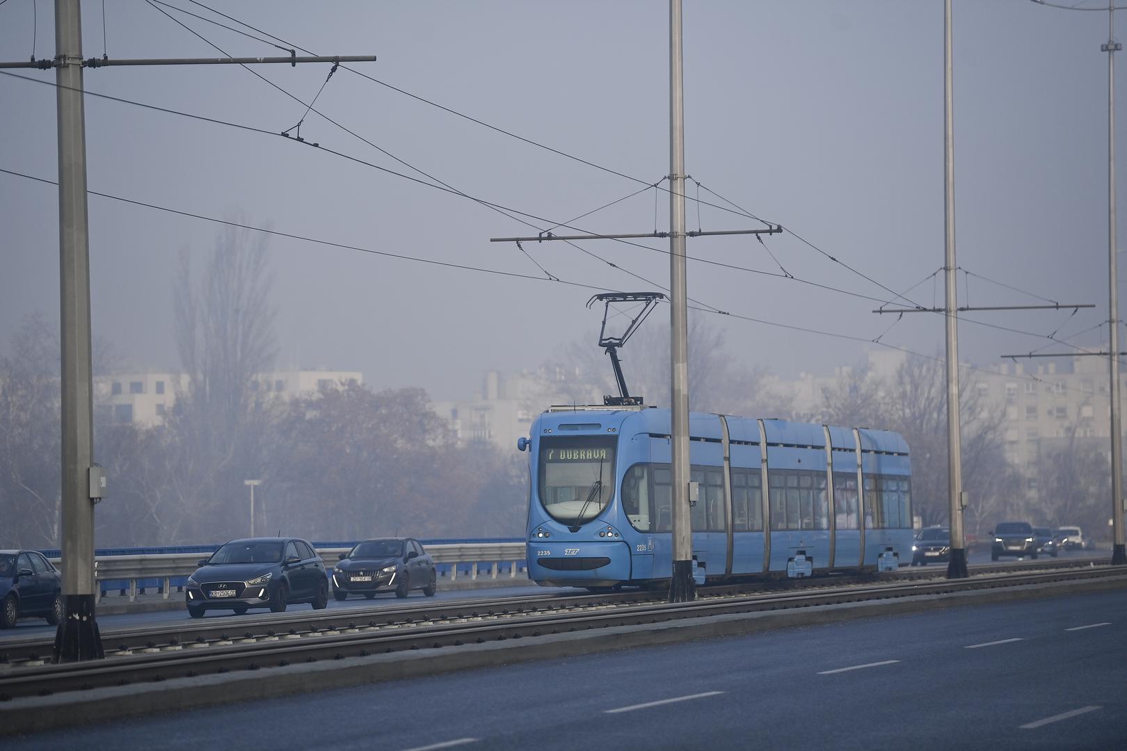 Dovršena je cjelovita obnova zagrebačkog Jadranskog mosta tako da njime od danas prometuju i tramvaji.