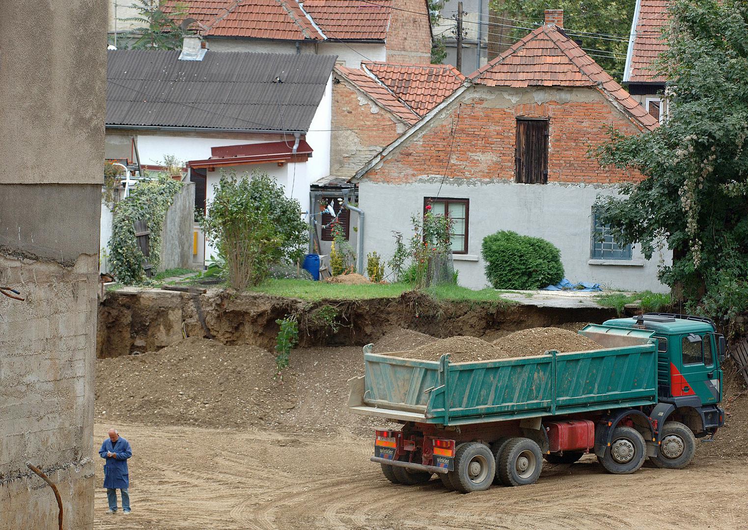 23.09.2007.,Zagreb,Kupska ulica - Dio ulice urusio se zbog izvodjenja gradjevinskih radova na izgradnji poslovne zgrade Hrvatske elektroprivrede (HEP) s podzemnom garazom i trafostanicom. r"nPhoto: Marko Lukunic/PIXSELL