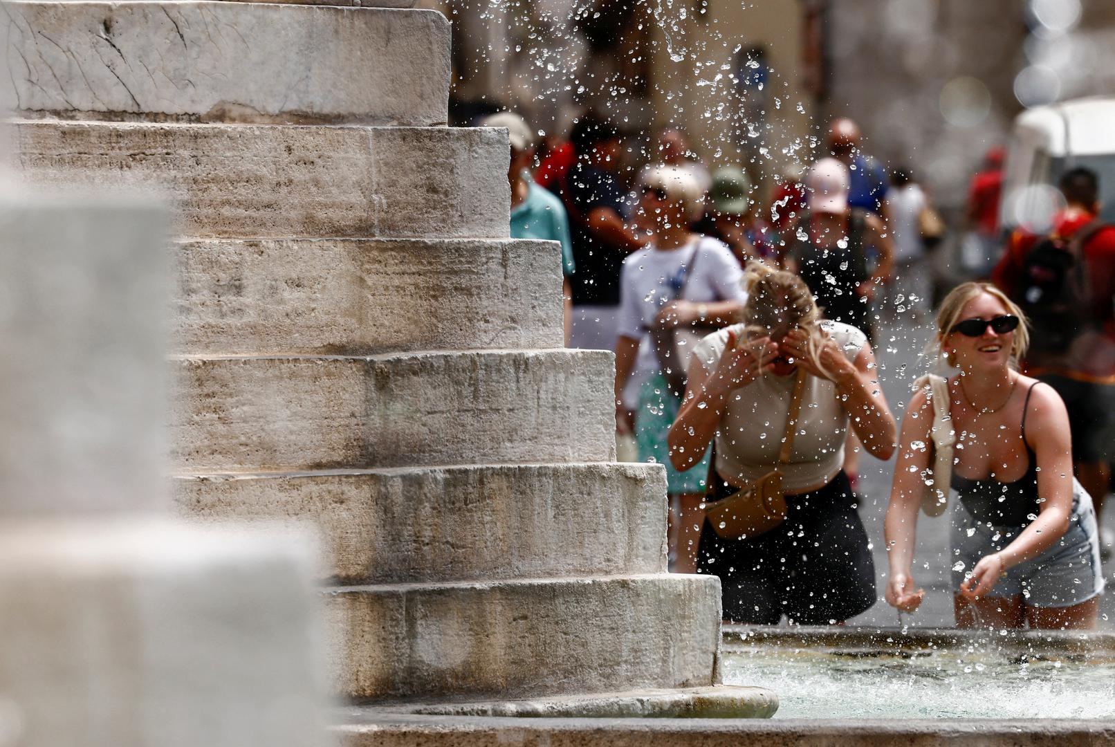 People cool off at the Fontana dei Leoni (Fountain of the Four Lions) in Piazza del Popolo amid a heatwave in Rome, Italy, June 21, 2024. REUTERS/Yara Nardi Photo: YARA NARDI/REUTERS