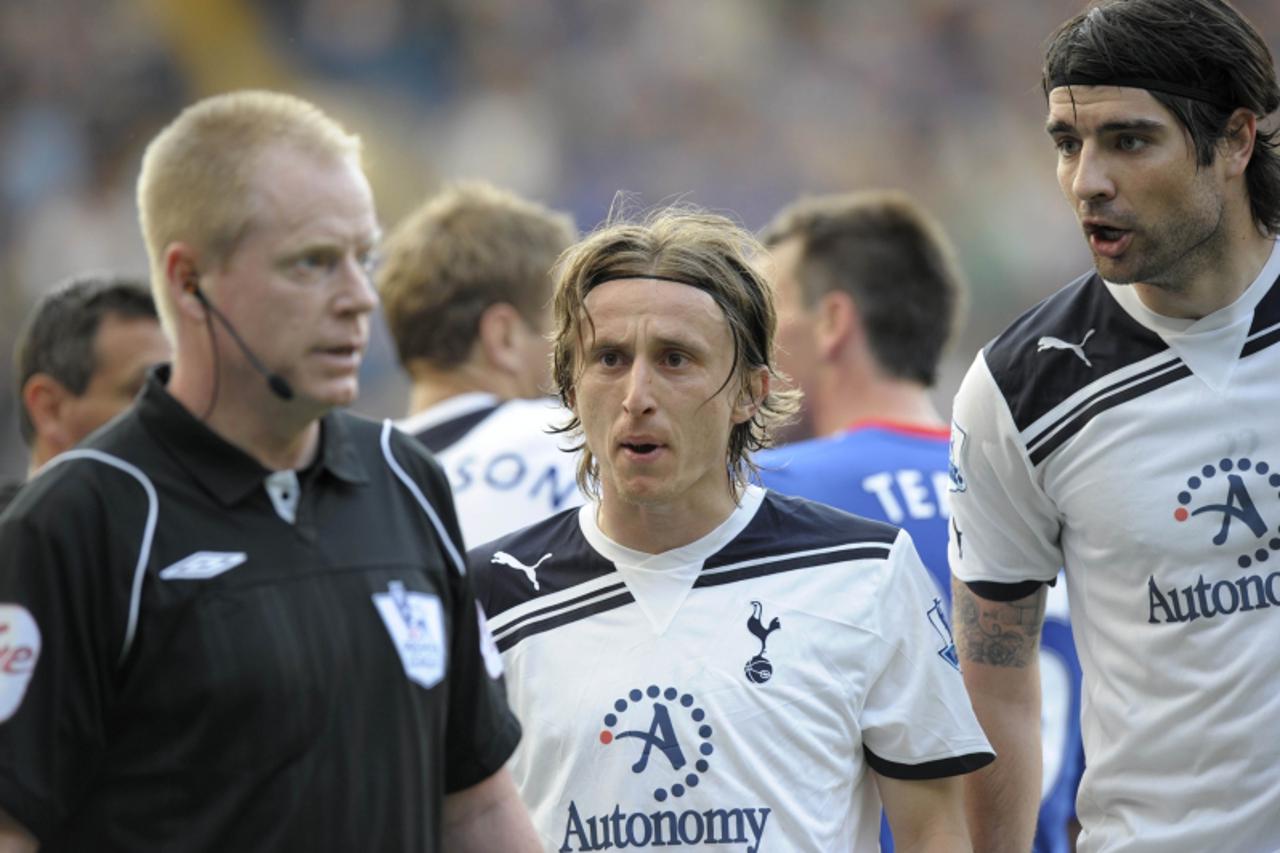 'Tottenham Hotspur\'s Luka Modric (C) and Vedran Corulka (R) argue wether assistant referee Martin Yerby (L) was in the right position to give the goal scored by Chelsea\'s Frank Lampard (not pictured