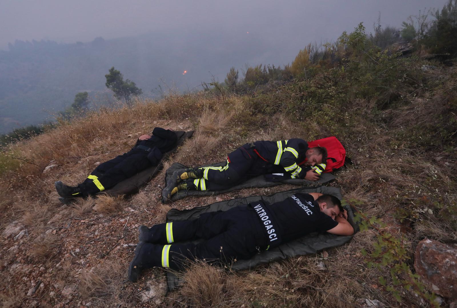 "Vatru u Tučepima smo uspjeli staviti pod kontrolu, ali nam je sada strašno u Podgori. Gori sa svih strana. Vatra je u Parku prirode Biokovo. Morali smo evakuirati sve osobe iz kuća s bazenima. Cijelu noć ćemo se i dalje boriti za svakog čovjeka i objekt, no fali nam ljudi i sredstava", poručio je vatrogasni zapovjednik.