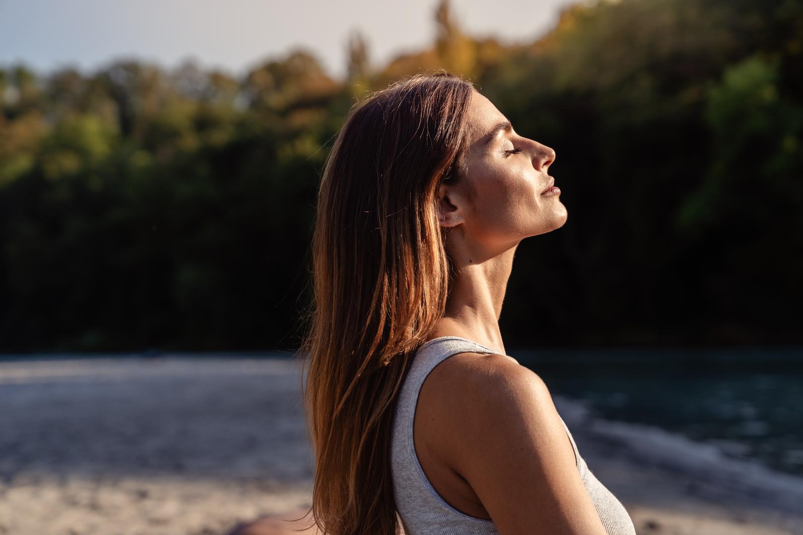 Dani su sve kraći, a i hladniji, stoga može biti teško dobiti dovoljno vitamina D. Stephanie Schiff, registrirana dijetetičarka nutricionistica, objasnila je da, čak i ako ste veliki ljubitelj sunčanja, vjerojatno ne dobivate ono što vam je potrebno samo upijanjem sunčevih zraka. "Ako tijekom dana izlazite na sunce, čak i ako skinete svu odjeću, vjerojatno ne dobivate dovoljno vitamina D od sunca", izjavila je. Stoga tijekom hladnih dana postaje još teže zadovoljiti tjelesnu potrebu za vitaminom, piše New York Post.

