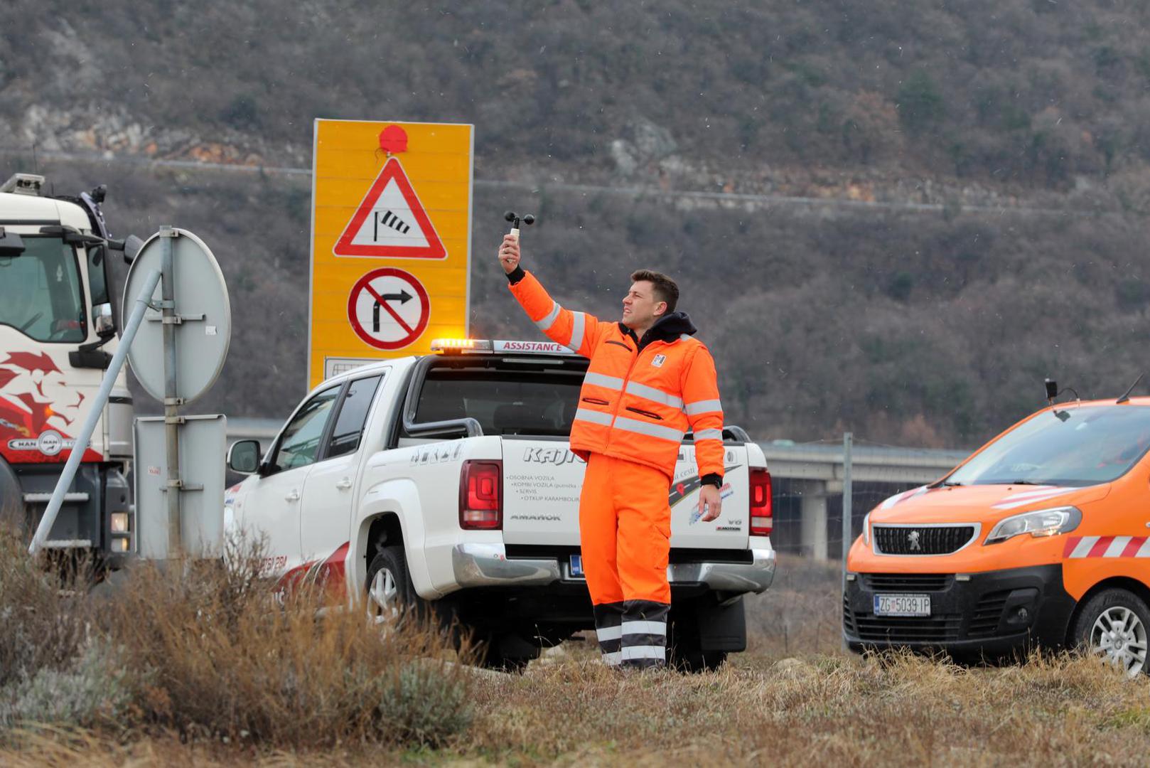 01.03.2023., Kraljevica -  Olujna bura prevrnula je jutros dostavno vozilo na kruznom toku kod skretanja za Krizisce i Kraljevicu. Ozljedjenih osoba nema.  Photo: Goran Kovacic/PIXSELL