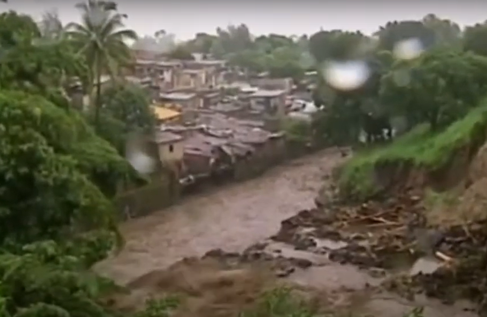 2. Uragan Stan - Godina 2005. bila je strašna po broju smrtnih slučajeva uzrokovanih uraganima. U listopadu te godine Gvajemala i El Salvador bili su najviše pogođene zemlje olujom, ali u državi Chiapas u Meksiku, rijeka Coatán se izlila, uništavajući 2500 kuća. Procjenjuje se da je oko 2000 ljudi poginulo izravno ili neizravno zbog ovog uragana.