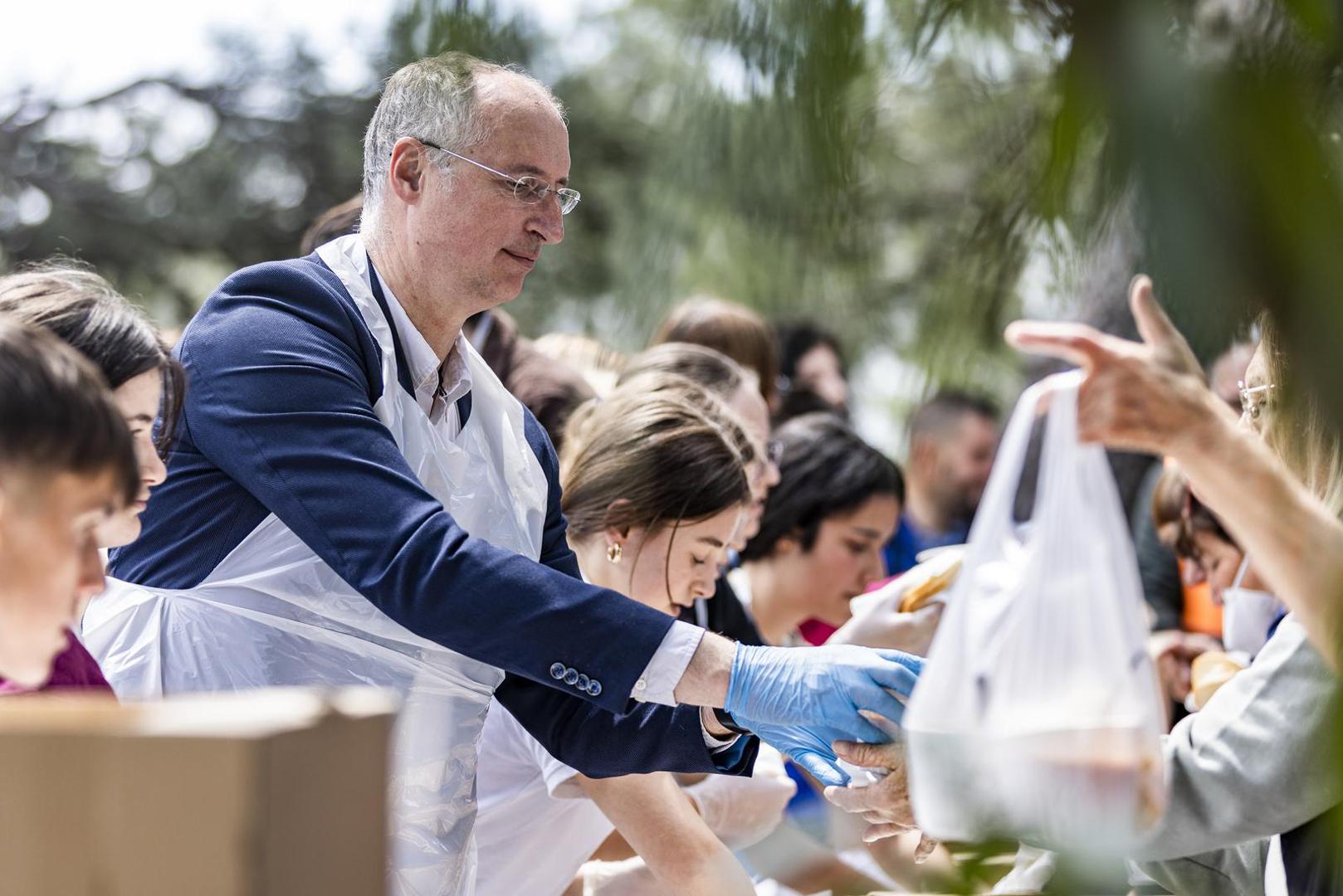 01.05.2023., Split - Podjela graha gradjanima na Marjanu povodom Praznika rada. Photo: Milan Sabic/PIXSELL