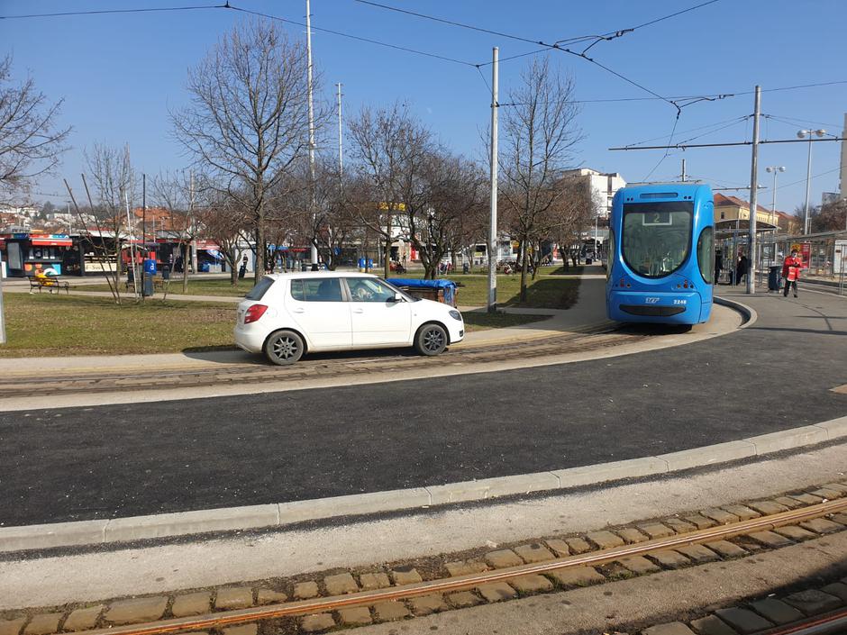 Črnomerec - Parkirao Škodu na okretištu tramvaja