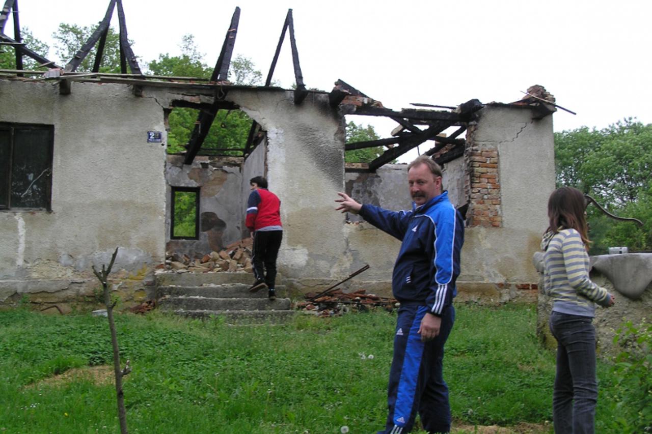 'zagorje - 10. 05. 2010.,Bedekovcina, Hrvatska - Mladen Sajko, Jadranka Fucek i njihova kci Marta pored kuce koja im je u pozaru izgorjela u prosincu prosle godine'