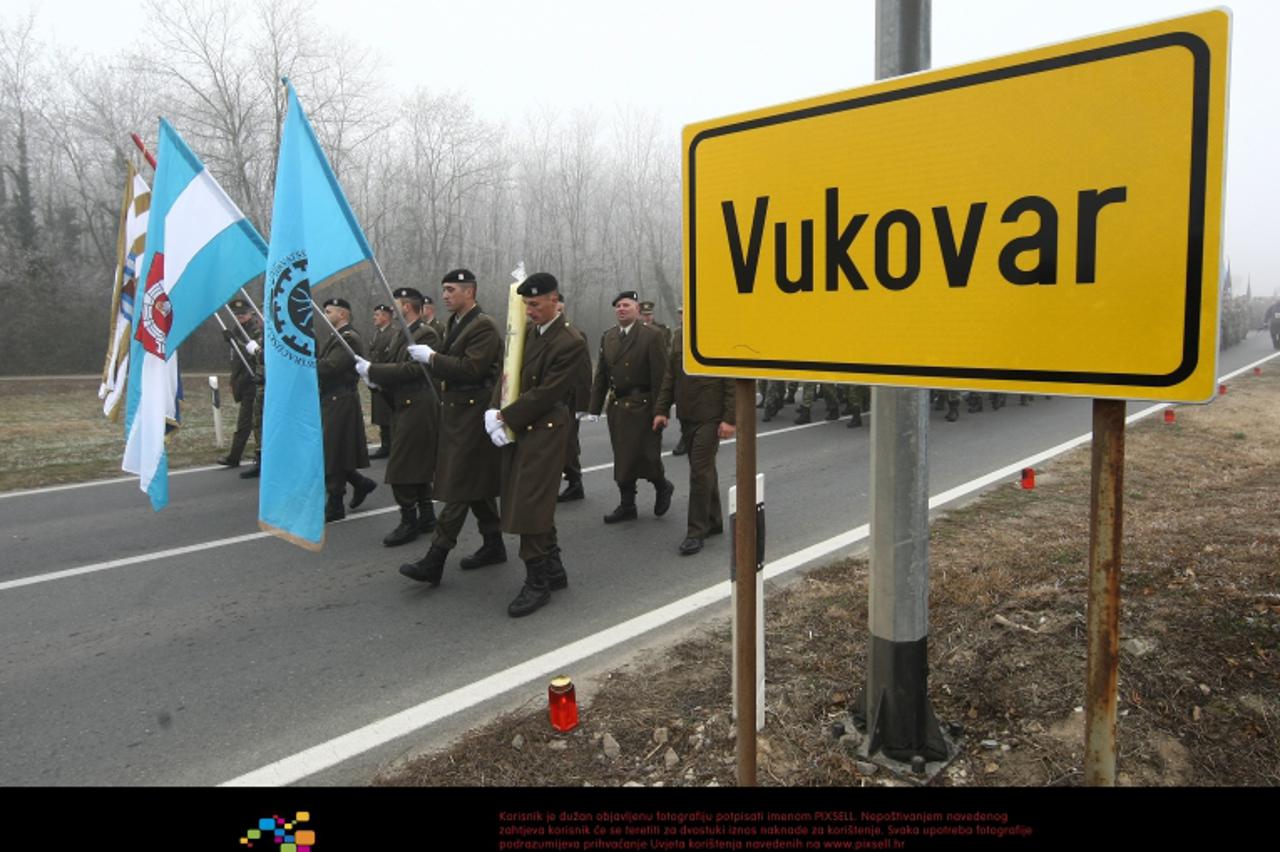 '18.11.2011., Vukovar - Dan sjecanja na Vukovar, obiljezavanje 20. godisnjice pada Vukovara. Gradjani u Koloni sjecanja prolaze ulicama grada Vukovara na putu prema Memorijalnom groblju zrtava Domovin