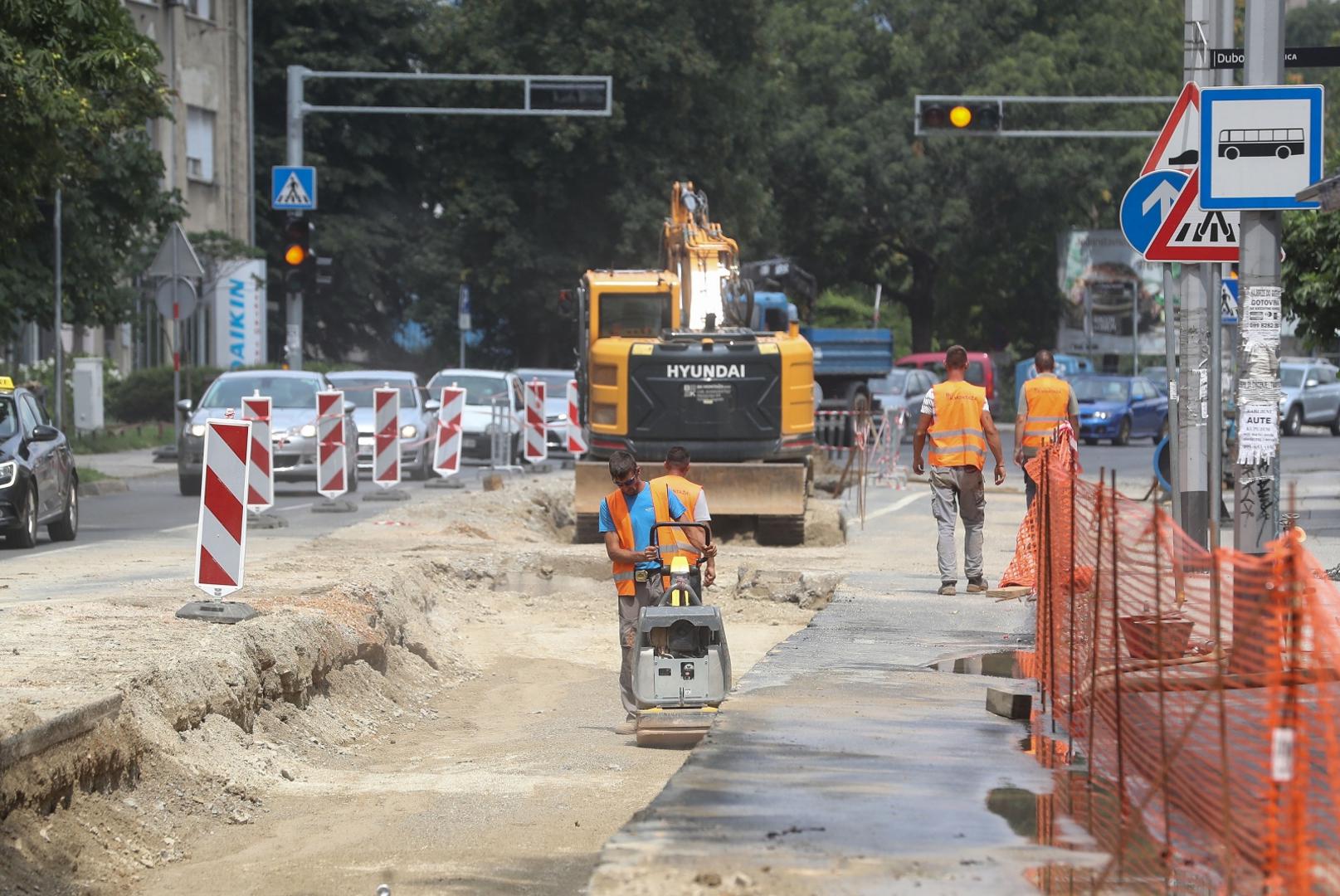 24.07.2020., Zagreb - Radovi na snaciji vodovodne mreze na Selskoj cesti. Zbog radova zatvoren je promet na djelu Selske ceste prema sjeveru, dok se prema jugu vozi samo jednom trakom pa nastaju  velike guzve u prometu. Photo: Zeljko Lukunic/PIXSELL