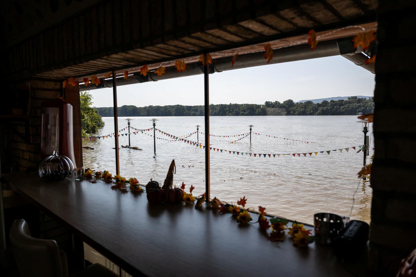 The terrace of a restaurant flooded by the Danube River is seen in Veroce, Hungary, September 19, 2024. REUTERS/Marton Monus Photo: MARTON MONUS/REUTERS