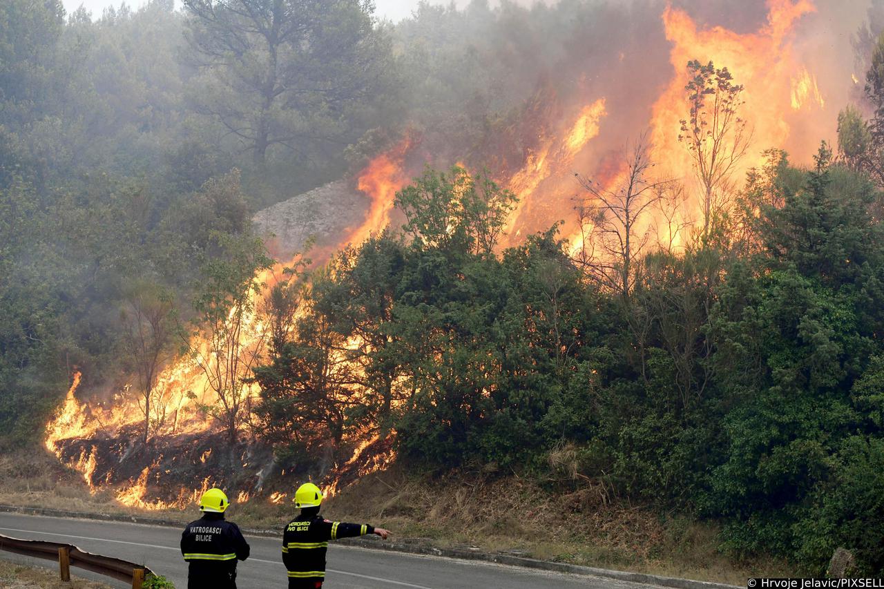 Vatrogasci se bore s vatrenom buktinjom na cesti prema Zatonu