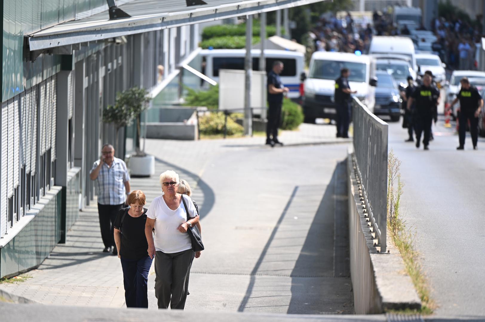 Policija je odmah reagirala i opkolila zgradu, a interventni policajci su preuzeli kontrolu nad situacijom.