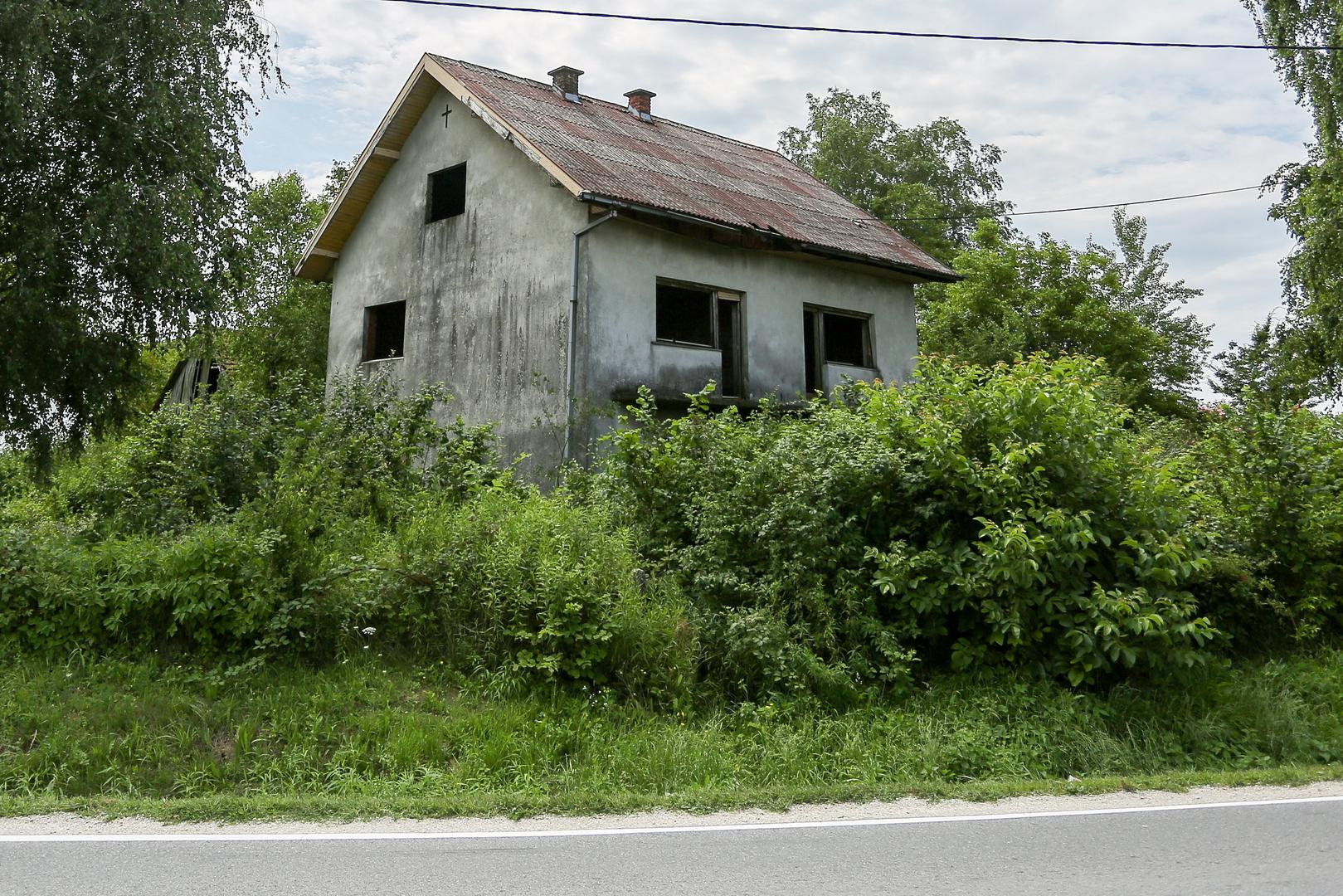 Jedna od vjerojatno najpoznatijih ukletih lokacija, o kojoj se mnogo pisalo, pričalo i istraživalo, kuća je pored Vrbovca, u mjestu Škrinjari.