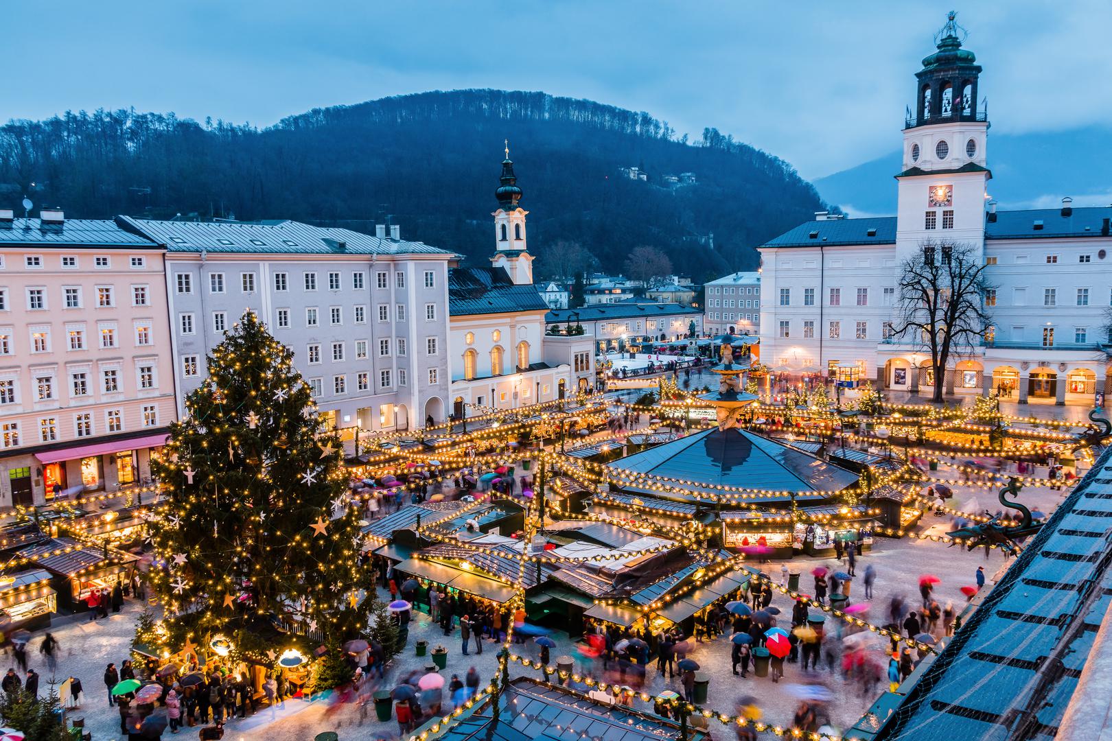 3. Salzburg, Austrija – Glazbena čarolija u blagdanskom ruhu: Rodno mjesto Mozarta i grad barokne arhitekture, Salzburg zimi nudi božićne sajmove, miris kuhanog vina i veličanstvene dvorce prekrivene snijegom. Posjetitelji mogu doživjeti čaroliju grada posjetom Mozartovoj kući, gdje se mogu upoznati s životom i radom slavnog skladatelja. Šetnja božićnim sajmovima pruža priliku za uživanje u lokalnim specijalitetima i kupovinu jedinstvenih rukotvorina. Vožnja do tvrđave Hohensalzburg otkriva impresivnu panoramu grada i okolnih Alpa. Ljubitelji slatkog ne smiju propustiti kušanje Mozart kugli, pravih čokoladnih delicija s marcipanom koje su postale simbol grada. Za one koji žele doživjeti blagdanski ugođaj u punom sjaju, prosinac je idealno vrijeme posjeta, dok je siječanj savršen za opuštenije istraživanje ovog čarobnog austrijskog grada.