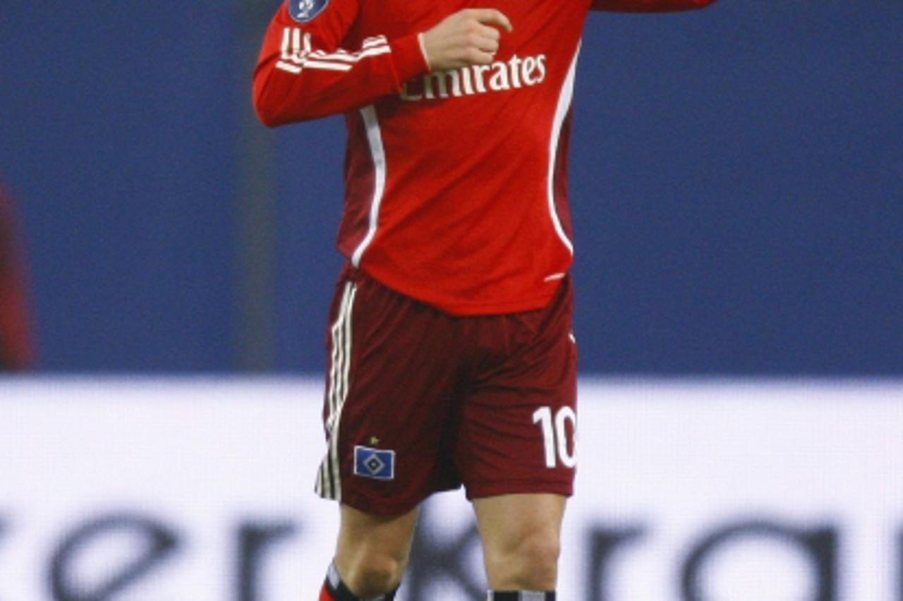 'Hamburg SV\'s Mladen Petric celebrates his goal against Aston Villa during their UEFA Cup soccer match in Hamburg December 17, 2008.   REUTERS/Christian Charisius (GERMANY)'