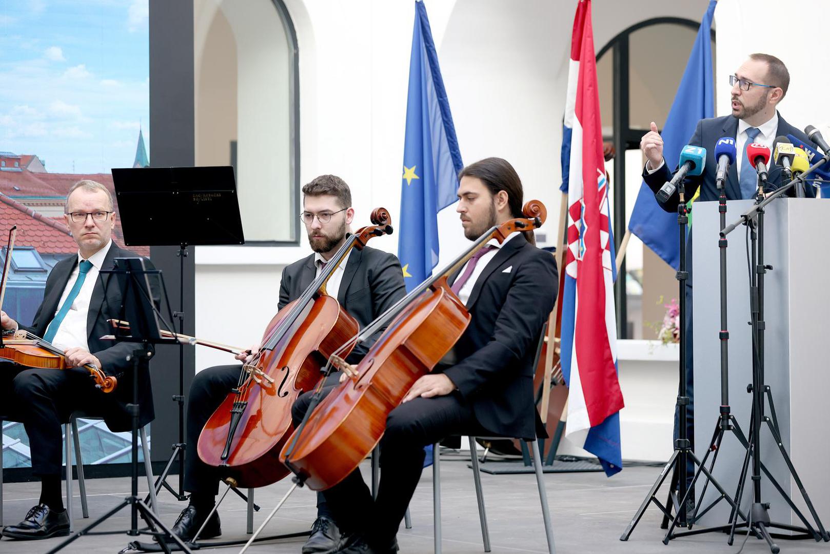 Gradonačelnik Tomislav Tomašević kazao je da je Hrvatski prirodni muzej gradska ustanova na koju je Grad ponosan, ali da ima nacionalnu važnost.

