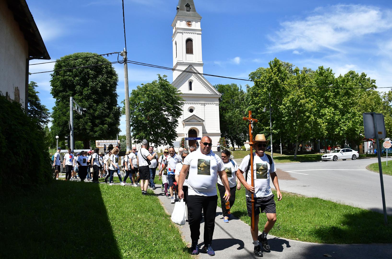 12.06.2020. Podvinje, Polazak hodocasnika-pjesaka ispred Zupe sv. Antuna Padovanskog u Podvinju na Dane svetog Ante u Gornjim Mocilima (BiH).
Photo: Ivica Galovic/ PIXSELL