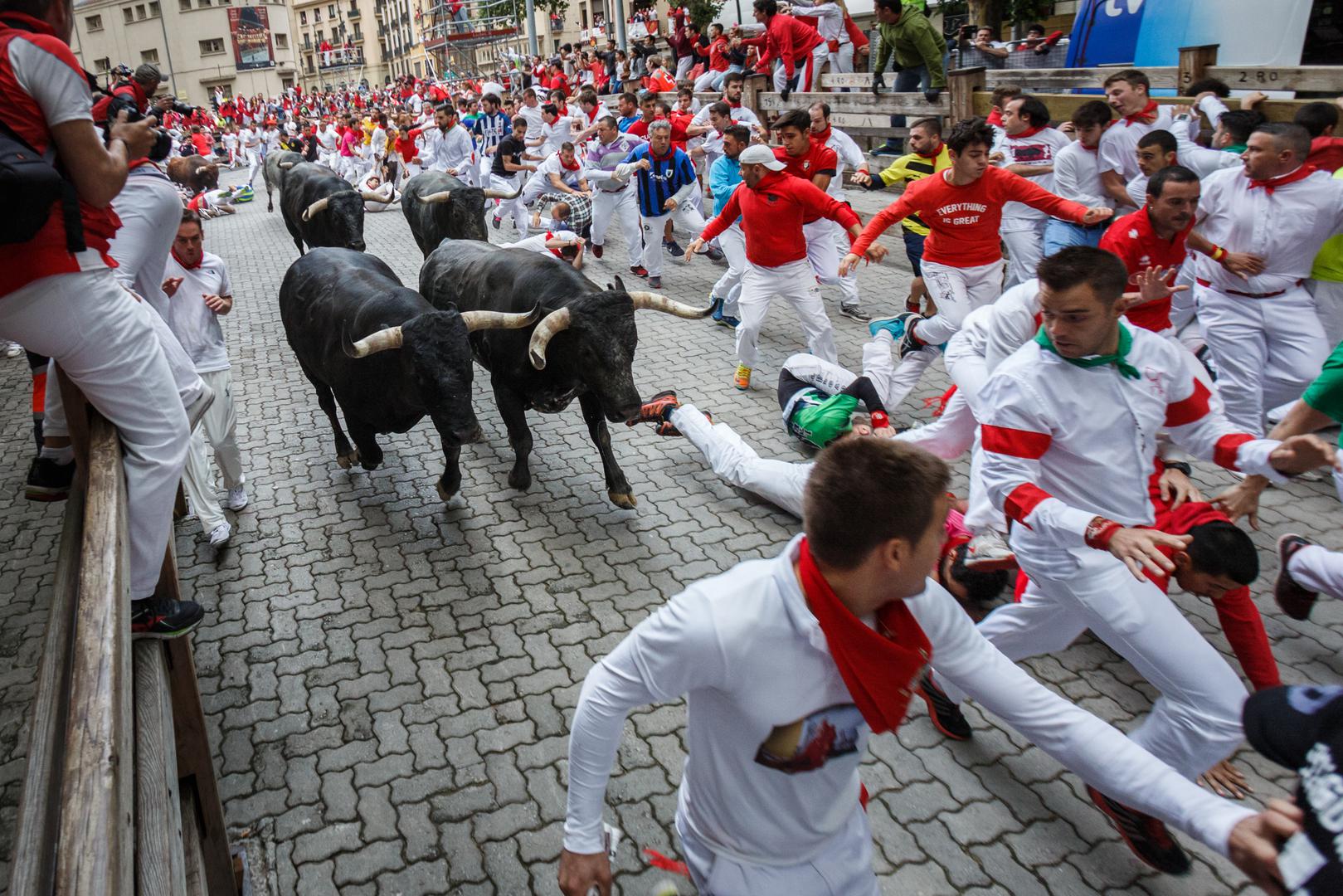 6. Festivali: Ništa ne ističe kulturu neke zemlje kao njezini festivali, a Španjolska nije ništa drugačija. Utrka s bikovima u Pamploni jedan je od najpoznatijih festivala na svijetu! Događaj je zapravo dio većeg, devetodnevnog festivala u čast svetog Fermina. La Tomatina je još jedan poznati španjolski festival koji se održava u blizini Valencije. Ova ogromna borba rajčicama započela je 1945. godine i privlači tisuće posjetitelja svake godine! Iako, budite spremni pomoći u čišćenju nakon toga ako prisustvujete jer je to uvjet za sve sudionike u borbi. 