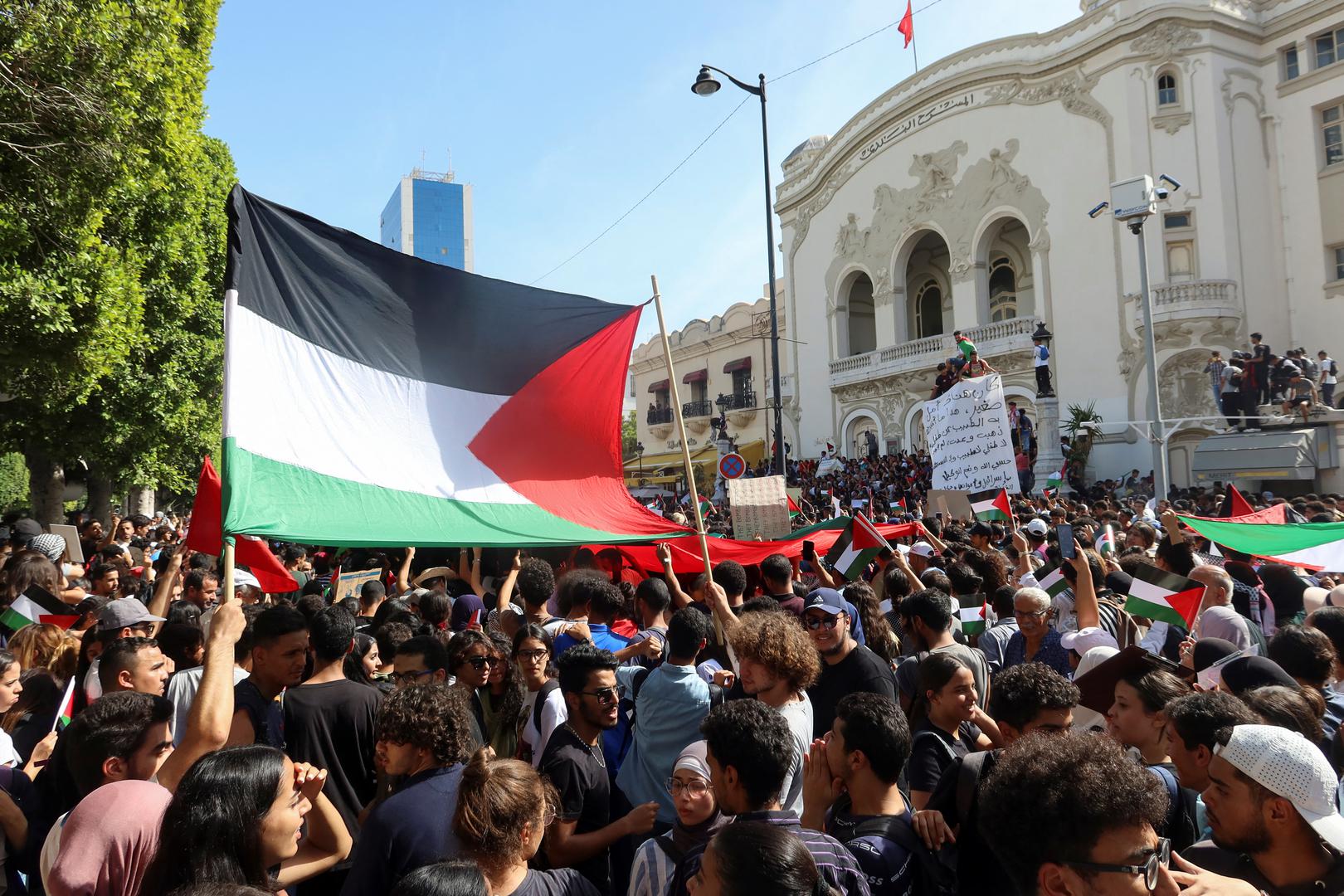 People hold flags during a pro-Palestinian protest after hundreds of Palestinians were killed in a blast at Al-Ahli hospital in Gaza that Israeli and Palestinian officials blamed on each other, in Tunis, Tunisia October 18, 2023. REUTERS/Jihed Abidellaoui Photo: JIHED ABIDELLAOUI/REUTERS