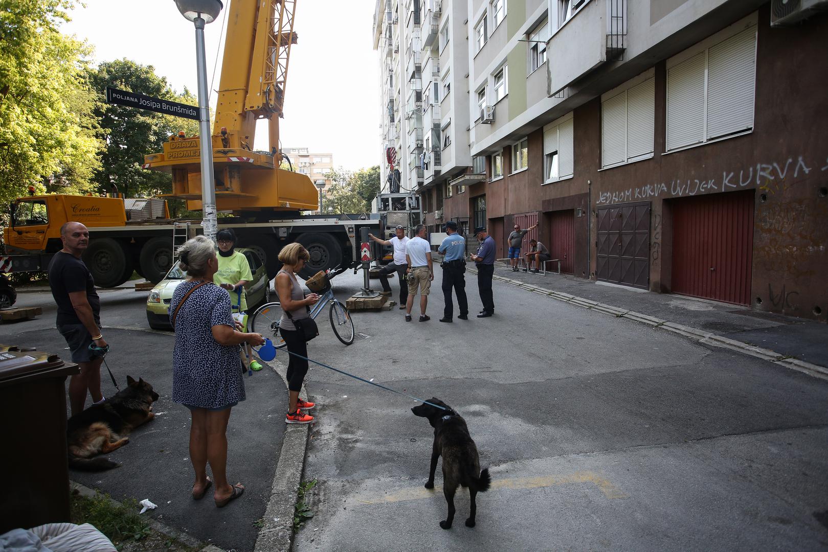 11.08.2021., Zagreb - Stanari zgrade u Alabaharijevoj ulici pobunili su se protiv postavljanja repetitora na vrh njihove zgrade. 
Photo: Zeljko Hladika/PIXSELL