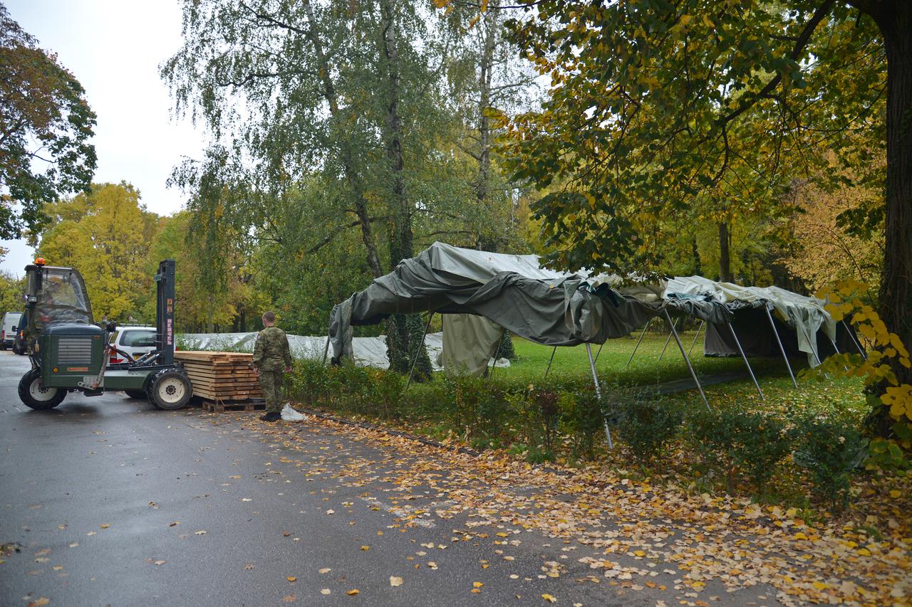 Hrvatska vojska postavlja šatore ispred Medicinskog fakulteta u Zagrebu