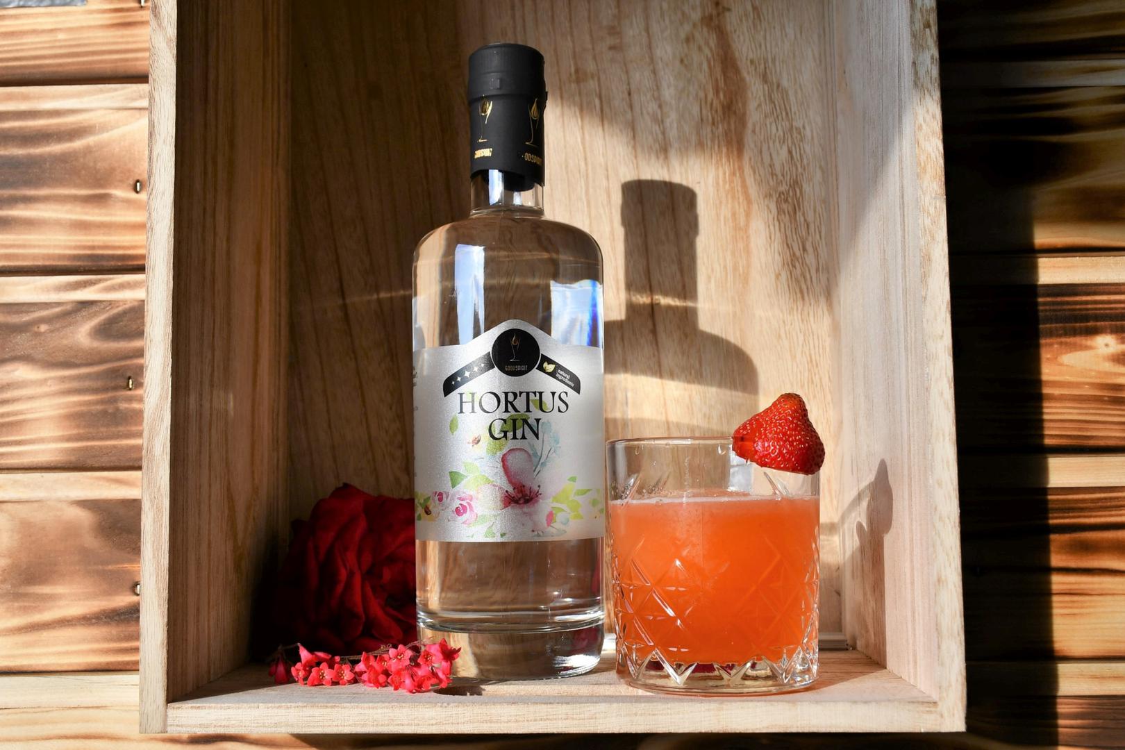 STRAWBERRY FIELDS, Hortus Gin 40 mL, 3 zgnječene svježe jagode, Šećerni sirup 20 mL, Tonic 100 mL, 1 jagoda za dekoraciju
