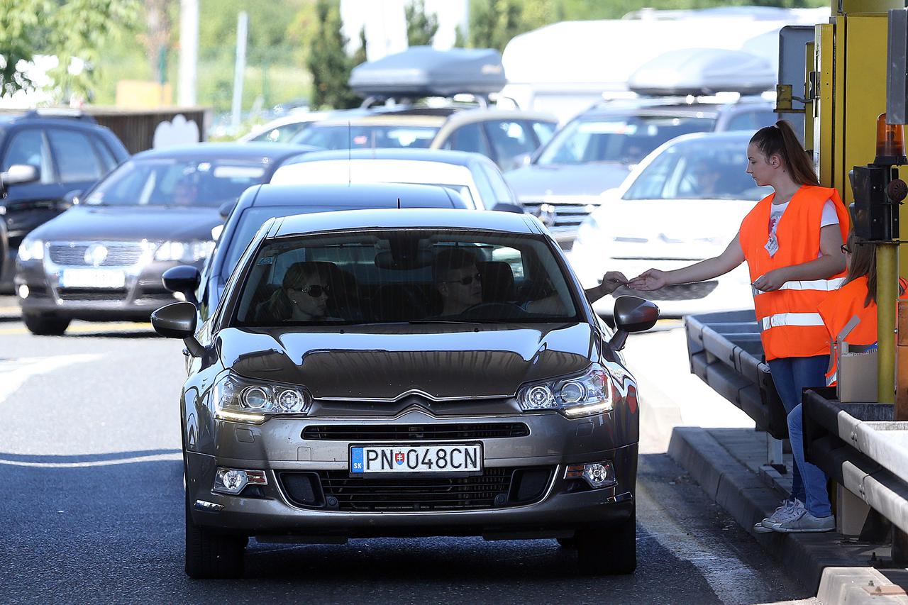 11.07.2015., Zagreb - Na naplatnoj postaji Lucko s pocetkom vikenda i spicom ljetne sezone povecao se broj vozila s turistima koji putuju prema moru i s mora, tako da su tijekom cijelog dana bile zabiljezene guzve sto je prouzrocilo kilometarske kolone.  