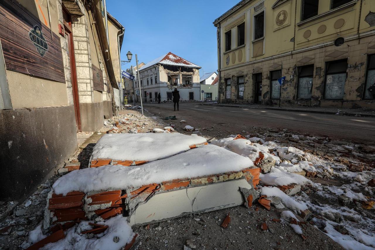 Prazna Petrinja: Potres razrušio centar grada