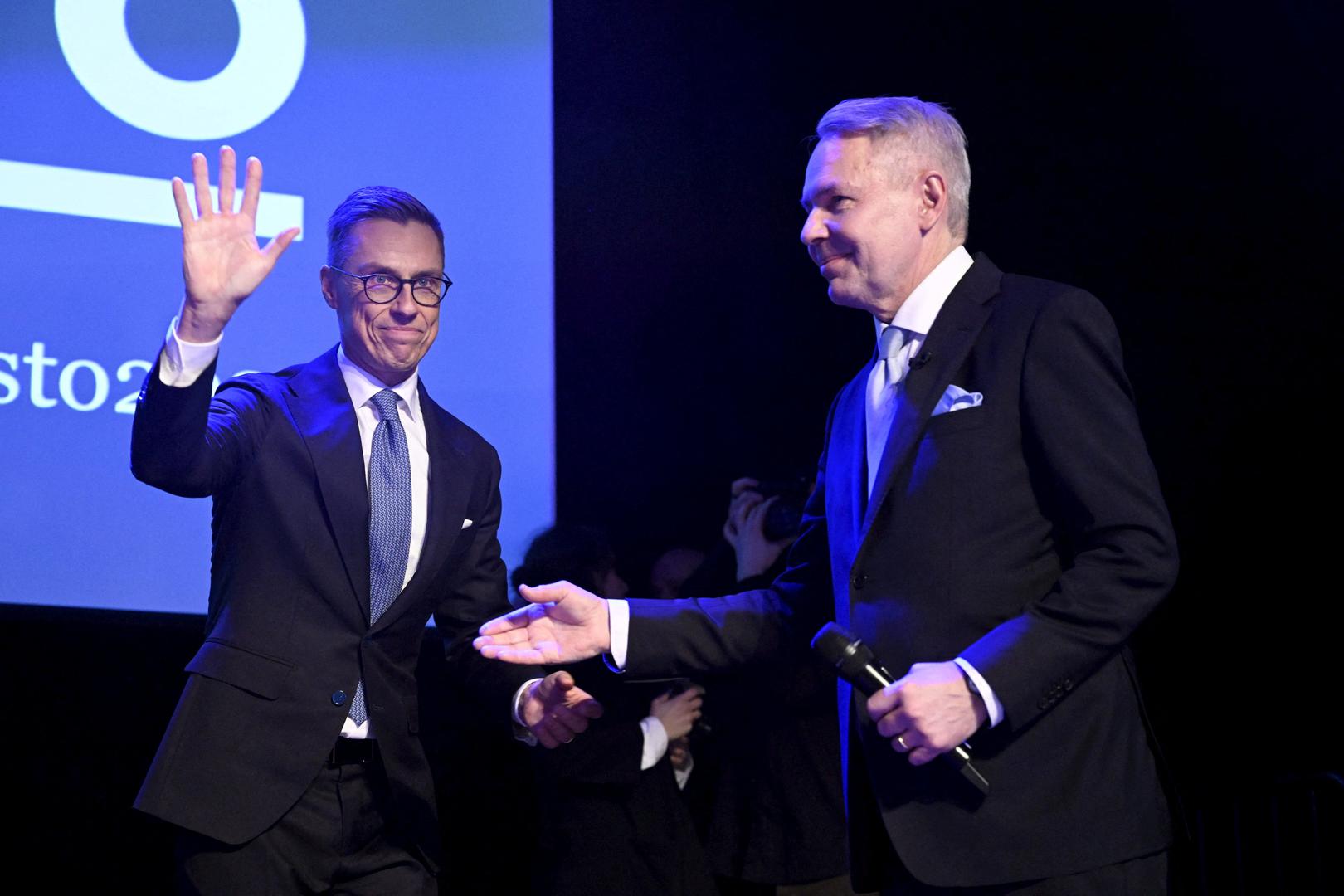 National Coalition Party presidential candidate Alexander Stubb, who is set to become Finland's next president, waves as he stands next to Green Party backed candidate for a nonpartisan constituency association Pekka Haavisto, at a election reception, in Helsinki, Finland, February 11, 2024. Lehtikuva/Vesa Moilanen via REUTERS ATTENTION EDITORS - THIS IMAGE WAS PROVIDED BY A THIRD PARTY. NO THIRD PARTY SALES. NOT FOR USE BY REUTERS THIRD PARTY DISTRIBUTORS. FINLAND OUT. NO COMMERCIAL OR EDITORIAL SALES IN FINLAND. Photo: LEHTIKUVA/REUTERS