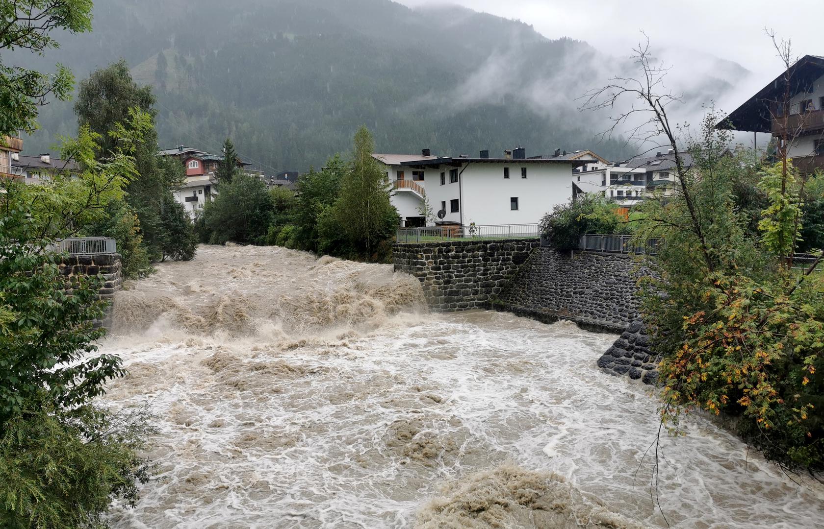 28 August 2023, Austria, Mayrhofen: Due to the continuous rain, the river Ziller Zillertal, Tyrol, has risen sharply. Since Sunday there is a flood warning. Photo: Alexandra Schuler/dpa Photo: Alexandra Schuler/DPA