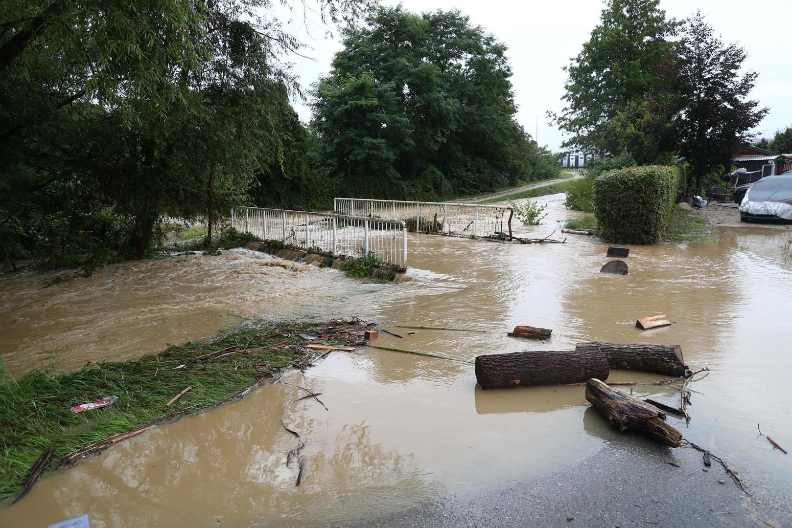 04.08.2023., Menges, Slovenija - Stanovnici i vatrogasci bore se s posljedicama velike poplave Photo: Matija Habljak/PIXSELL