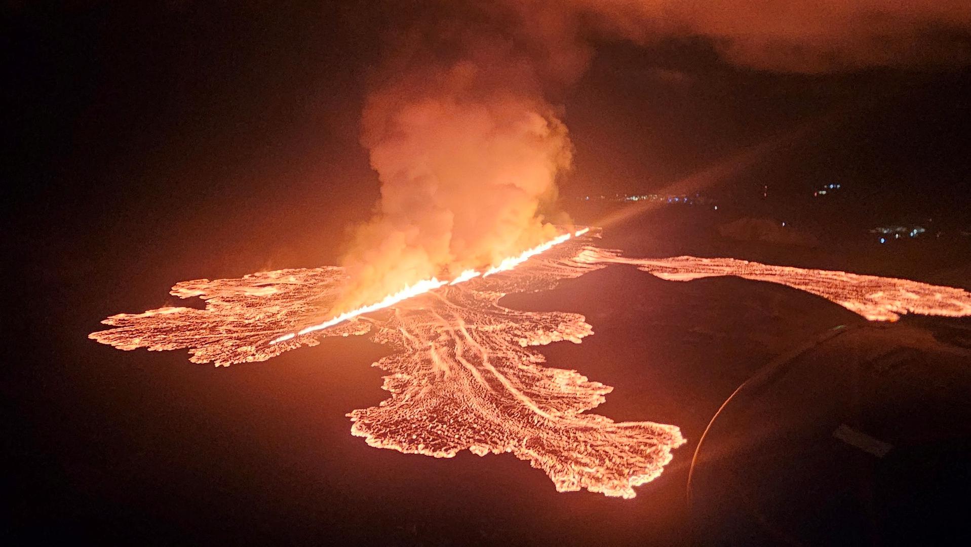 Dok se magma nakupljala pod zemljom, vlasti su upozorile na neizbježnu vulkansku aktivnost na poluotoku Reykjanes, nekih 30 kilometara jugozapadno od Reykjavika.