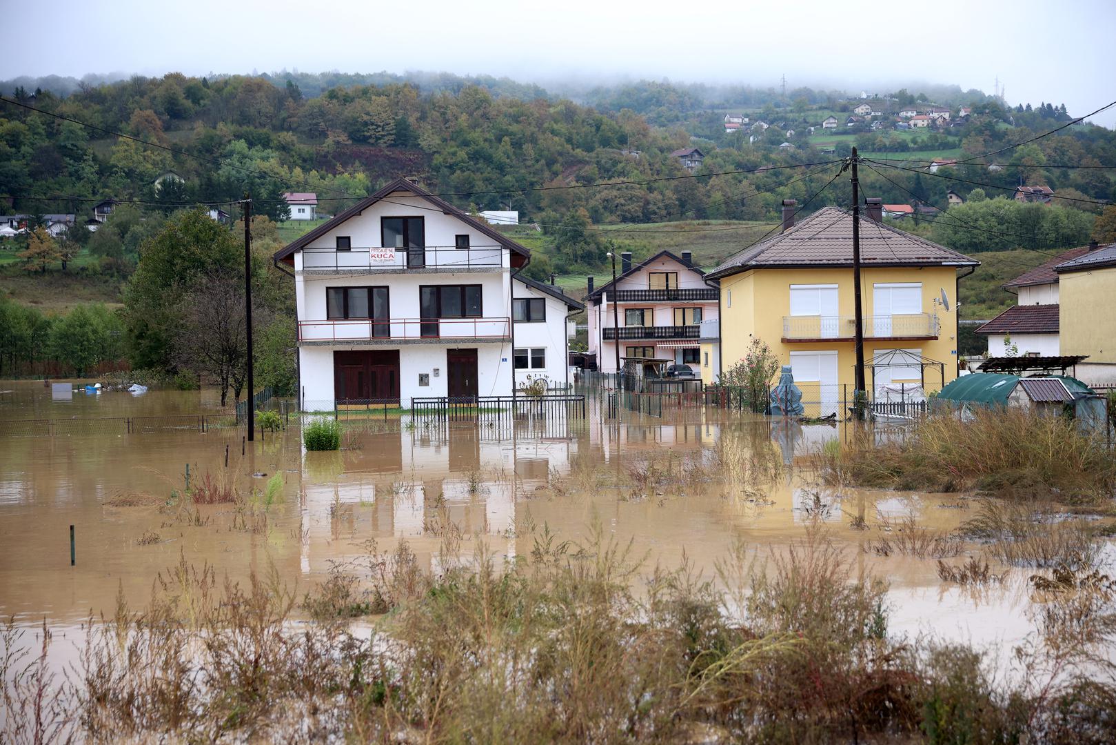 Voda je ušla i u mnoge obiteljske kuće i poslovne prostore, cijela su naselja odsječena, a mnogima prijete i klizišta. Predstavnici lokalnih vlasti apeliraju na stanovnike da ne napuštaju svoje domove kako ne bi ugrozili vlastite živote. 

