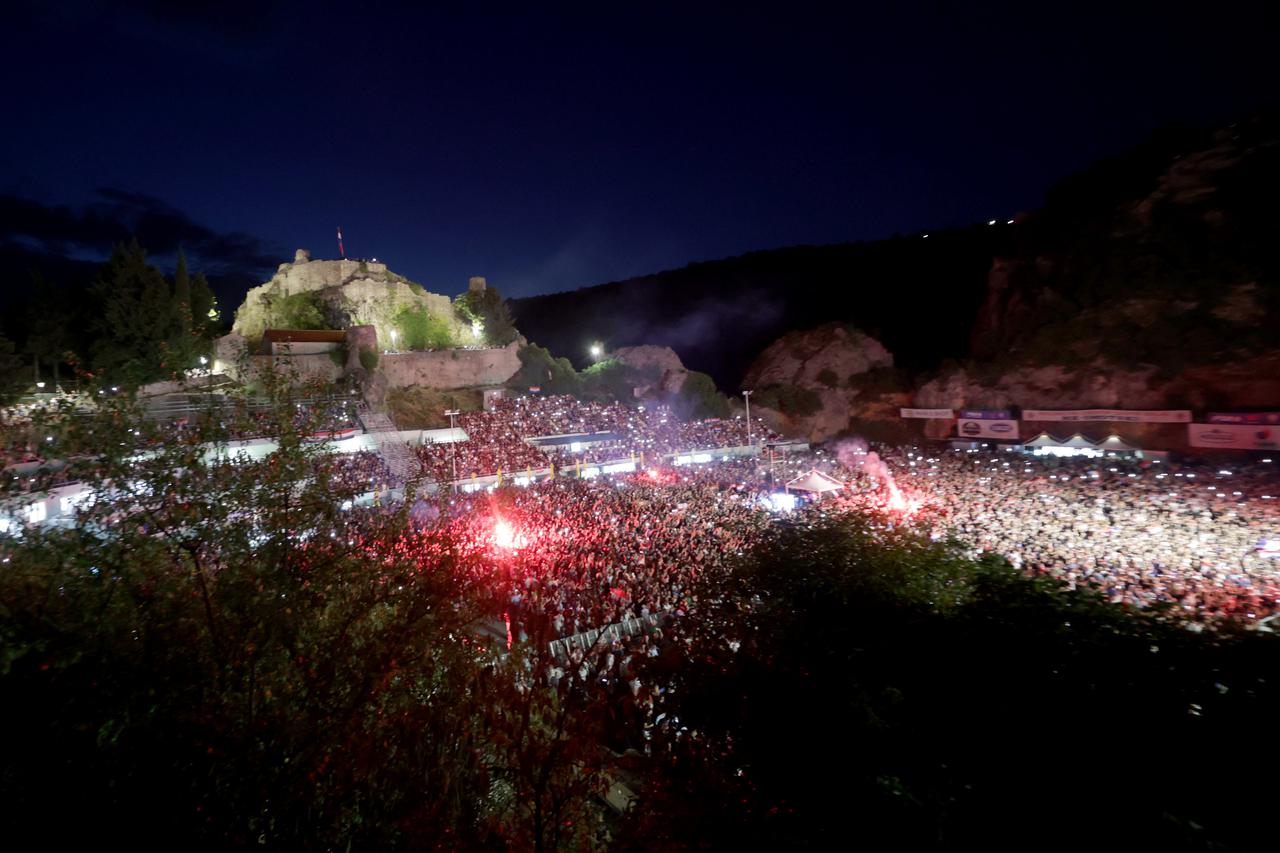 Koncert "Imotski ne zaboravi" na kojem nastupaju Bulić, Zečić i Thompson