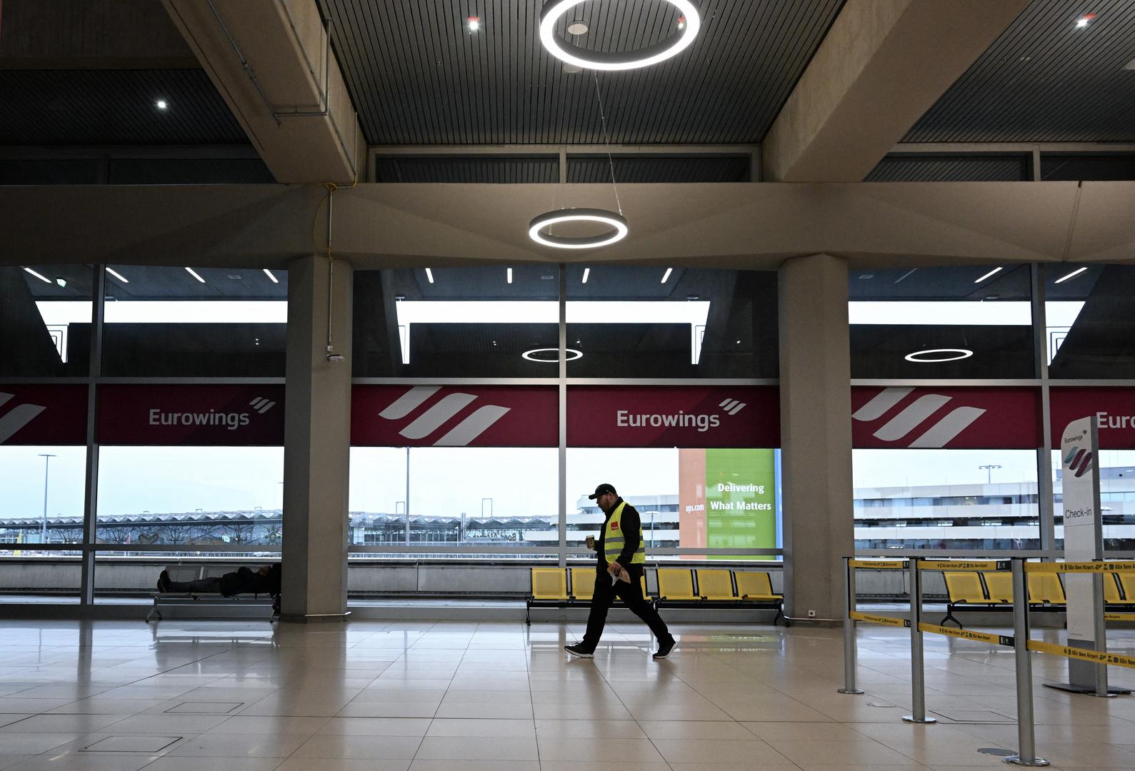 A security worker walks passed unattended check-in counters, as aviation security workers go on strike at Cologne-Bonn Airport during a strike called by German trade union Verdi, in Cologne, Germany, April 20, 2023. REUTERS/Jana Rodenbusch Photo: JANA RODENBUSCH/REUTERS