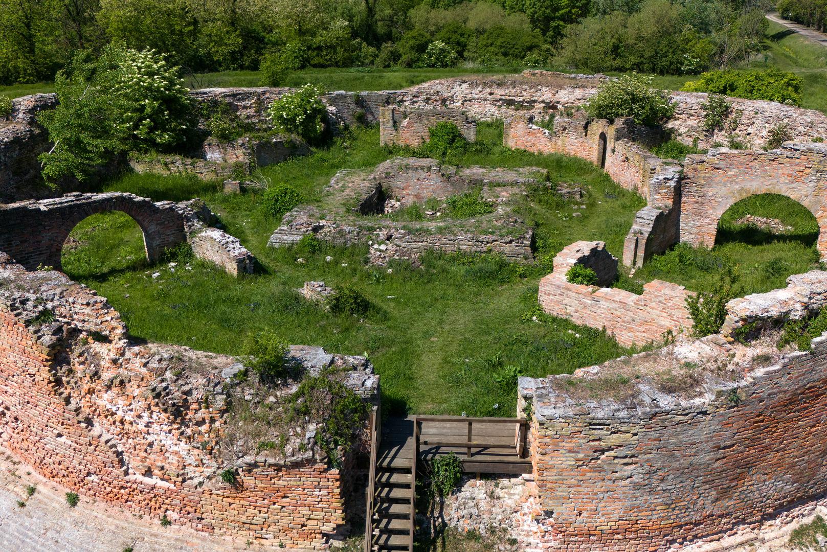 Povjesničari smatraju da je zidine podigla obitelj Korogy na mjestu rimske utvrde oko 1250. godine, a služile su za obranu od najezde Tatara.

