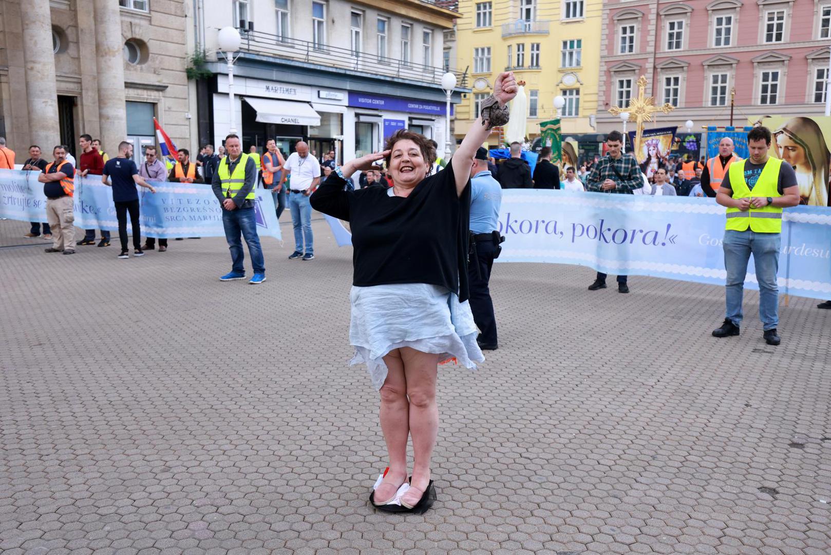 03.06.2023., Zagreb - Na Trgu bana jelacica okupilo se par desetaka prosvjednika protiv molitelja koji svake prve subote u mjesecu mole musku krunicu. Udruga Domino zajedno s umjetnicom Arijanom Lekic Fridrih ponovno, sedmi put za redom, prve subote u mjesecu organizira participativni umjetnicki performans Tiha misa. Photo: Sanjin Strukic/PIXSELL