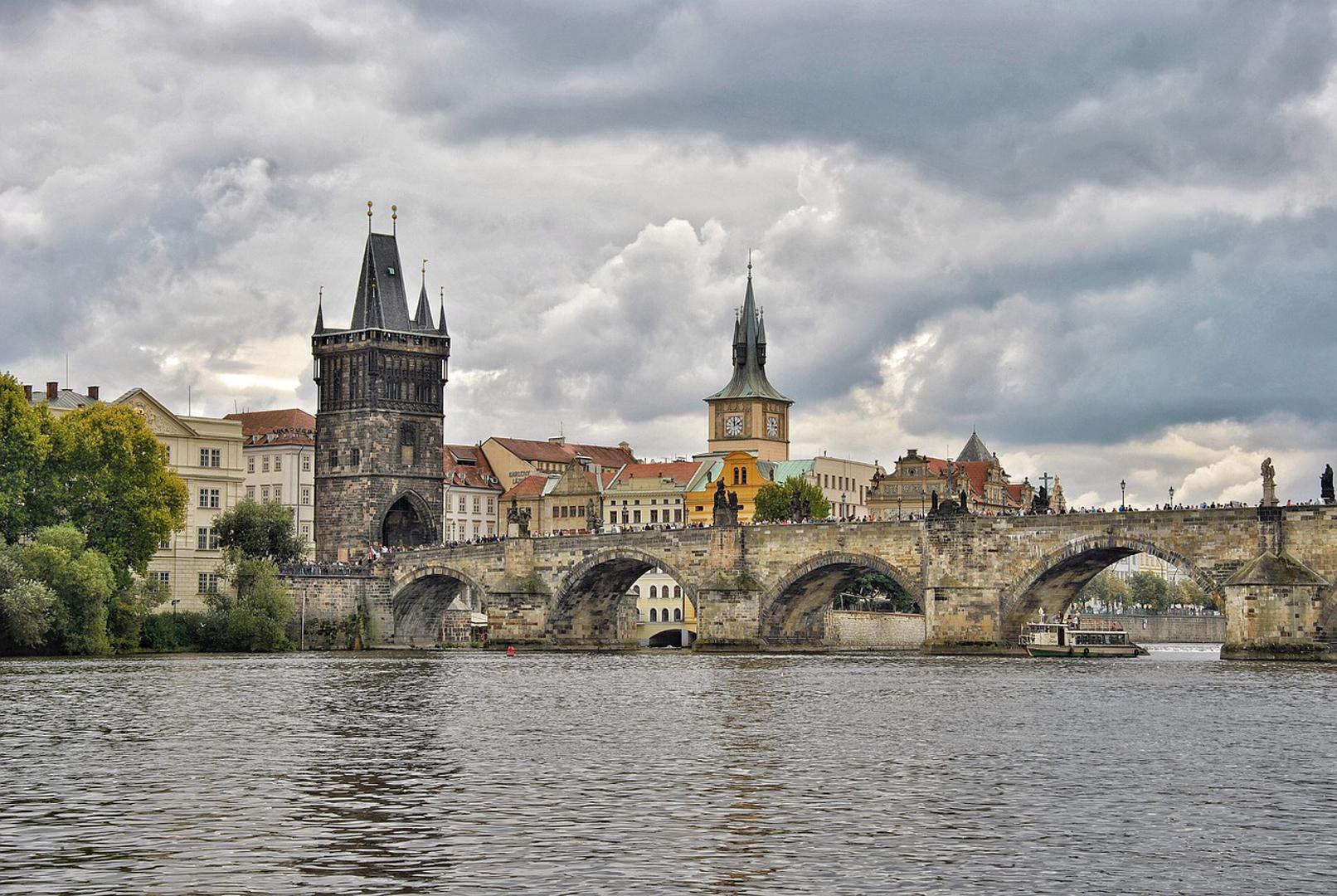 Poznat kao 'Grad stotinu tornjeva', ovaj povijesni grad smješten na rijeci Vltavi nudi impozantne dvorce, staru gradsku jezgru i svjetski poznat Karlov most.