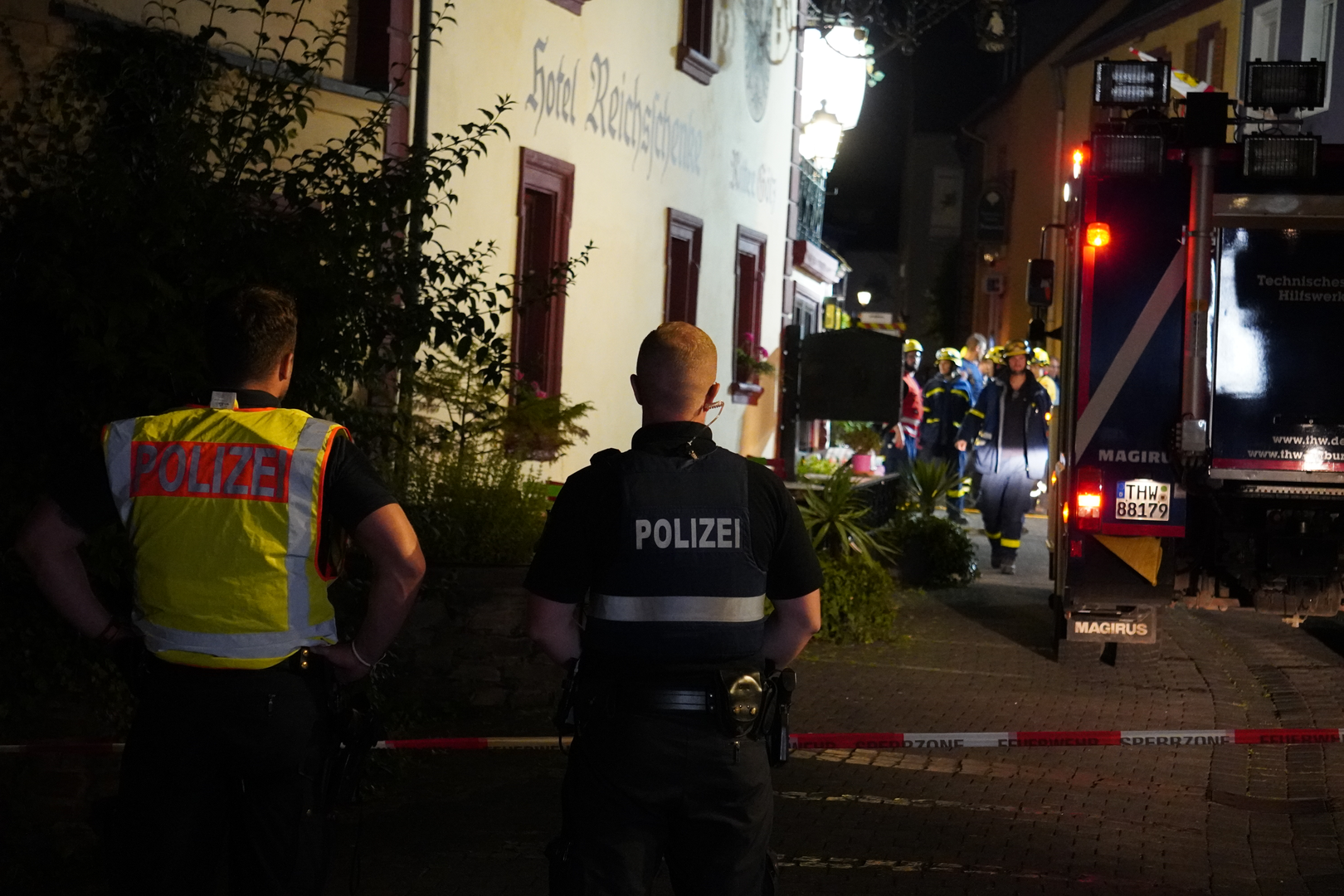 07 August 2024, Rhineland-Palatinate, Kröv: Police and firefighters are on duty after the collapse of a hotel. A hotel has partially collapsed in the Moselle town of Kröv in the Bernkastel-Wittlich district of Rhineland-Palatinate. According to current information, nine people may be under the rubble and there is contact with some of them, the police announced on Wednesday night. The SWR had previously reported. Photo: Florian Blaes/dpa Photo: Florian Blaes/DPA