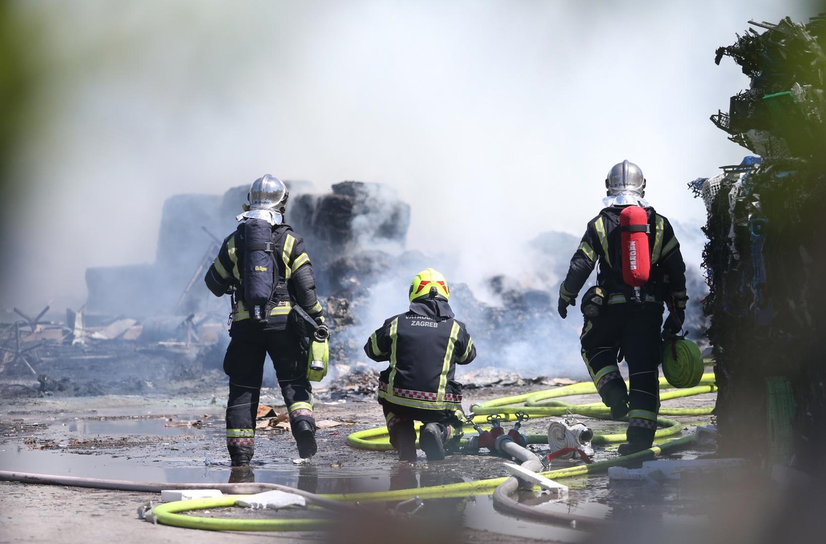 04.05.2021., Zagreb - Pozar u reciklaznom dvoristu na adresi Sarajevska cesta je lokaliziran, a u tijeku je raskapanje i dogasivanje. vatra je zahvatila cetiri kontejnera s plastikom i papirom, a na teren je izisla Javna vatrogasna postrojba s 21 vatrogascem i sest vatrogasnih vozila, uz Dobrovoljna vatrogasna drustva Botinec, Hrasce i Sveta Klara. Uzrok pozara bit ce poznat nakon policijskog ocevida.
Photo: Matija Habljak/PIXSELL