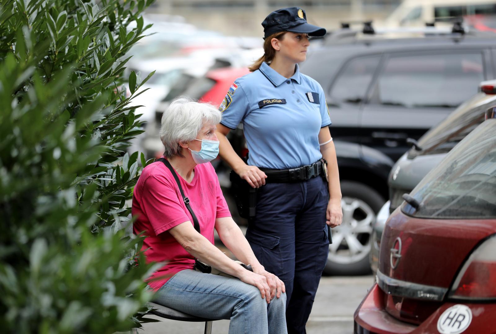 27.09.2021., Zagreb - Policisjki ocevid u zagrebackom naselju Trnje gdje je u jutarnjim satima pronadjeno tijelo muskarca. Photo. Jurica Galoic/PIXSELL