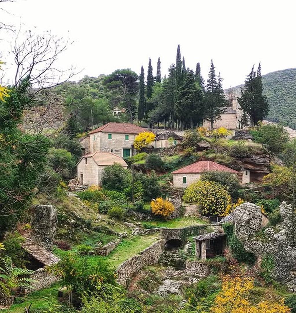 Ovo maleno selo nalazi se na putu od Supetra do Postira na otoku Braču. Mnogi ga zovu i brački Betlehem. Smješten je u kotlini, a na obroncima se nalaze stare kamene kuće. Selo živi u skladu s prirodom, mirno je i hrani dušu... pravi mali raj.