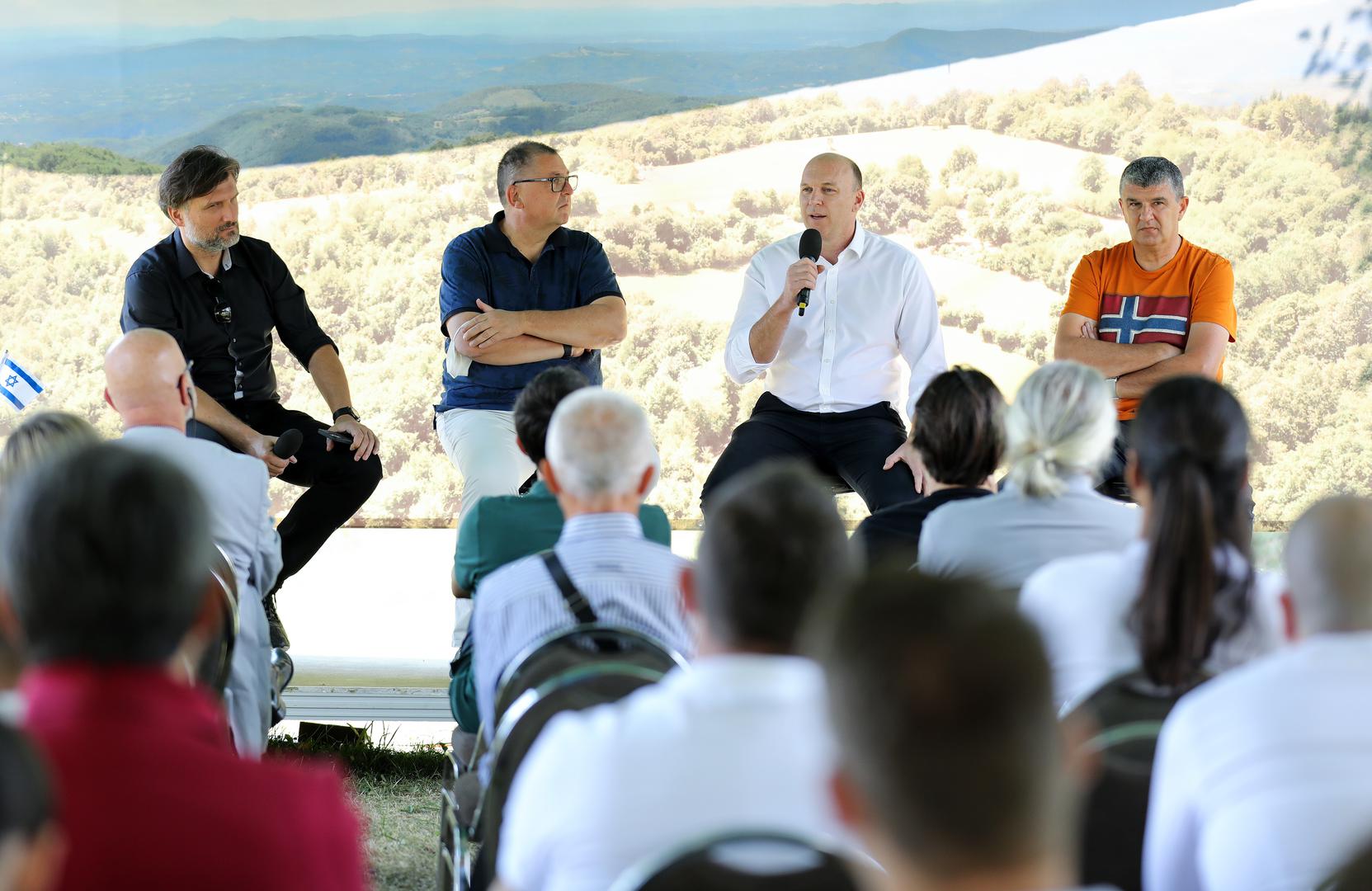 Moderator panel rasprave Saša Cvetojević, slovenski investitor Aljoša Domjan, Adrian Ježina iz Telemacha Hrvatska te stučnjak za energetiku Zoran Miliša