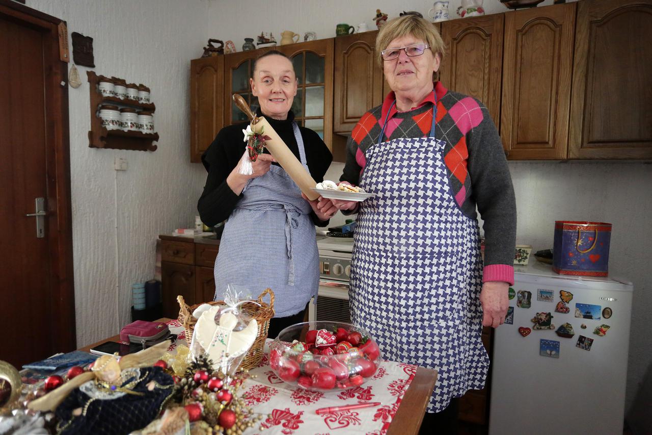 22.12.2015., Zagreb -  Dubravka Strkovic i Vesna Trncevic na tradicionalan gracanski nacin pripremaju se za Bozic.  Photo: Grgur Zucko/PIXSELL