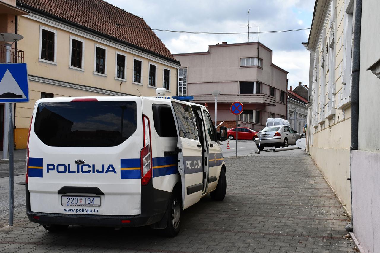 Požega: Vozač automobila zabio se u stup javne rasvjete, stup se srušio i pao na pješakinju