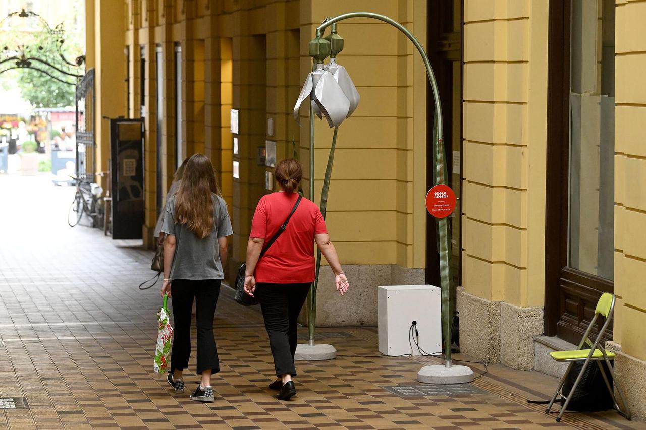 Zagreb: Skulptura ' Stanje nevonosti' umjetnice Nine Koželj postavljena u sklopu umjetničkog projekta Okolo